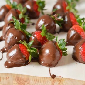 How to Make Chocolate Covered Strawberries - Super easy recipe for kids! Mini Chef Mondays