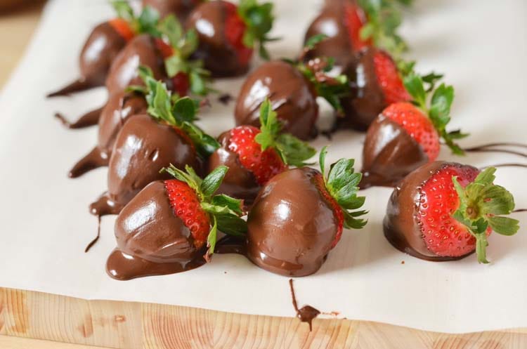 How to Make Chocolate Covered Strawberries - Super easy recipe for kids! Mini Chef Mondays