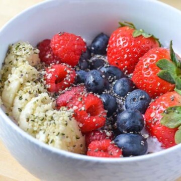 Mixed Berry Yogurt Breakfast Bowl Recipe / Quick and Easy Breakfast Idea