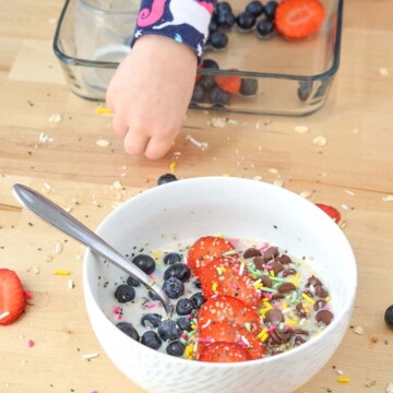 Best Oatmeal Recipe for Kids, Healthy Fun and Delicious Turn Frowns Into Smiles by making breakfast fun with foods your child loves! Sprinkles, chocolate, berries, the options are endless!