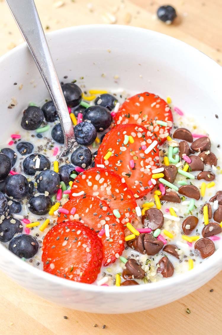 Best Oatmeal Recipe for Kids, Healthy Fun and Delicious Turn Frowns Into Smiles by making breakfast fun with foods your child loves! Sprinkles, chocolate, berries, the options are endless! 