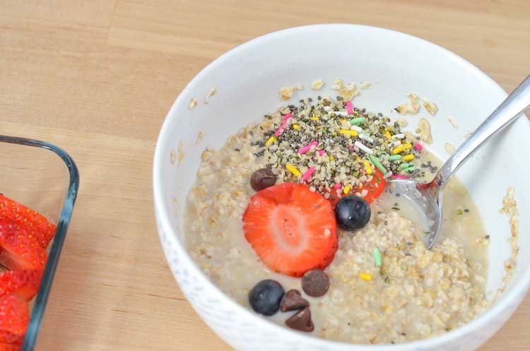 Best Oatmeal Recipe for Kids, Healthy Fun and Delicious Turn Frowns Into Smiles by making breakfast fun with foods your child loves! Sprinkles, chocolate, berries, the options are endless! 