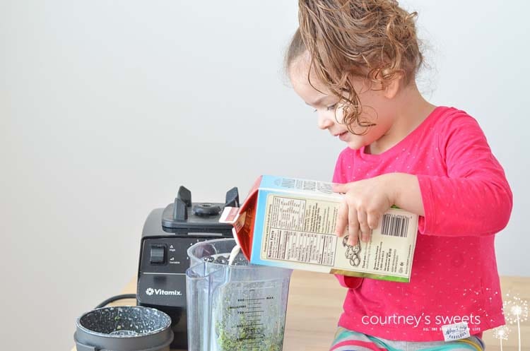 Healthy Mac and Cheese Recipe GREEN! Delicious vegetarian kid friendly recipe using kale and broccoli!