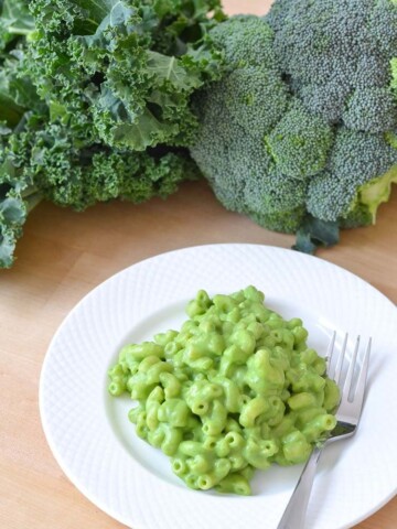 Healthy Mac and Cheese Recipe GREEN! Delicious vegetarian kid friendly recipe using kale and broccoli!