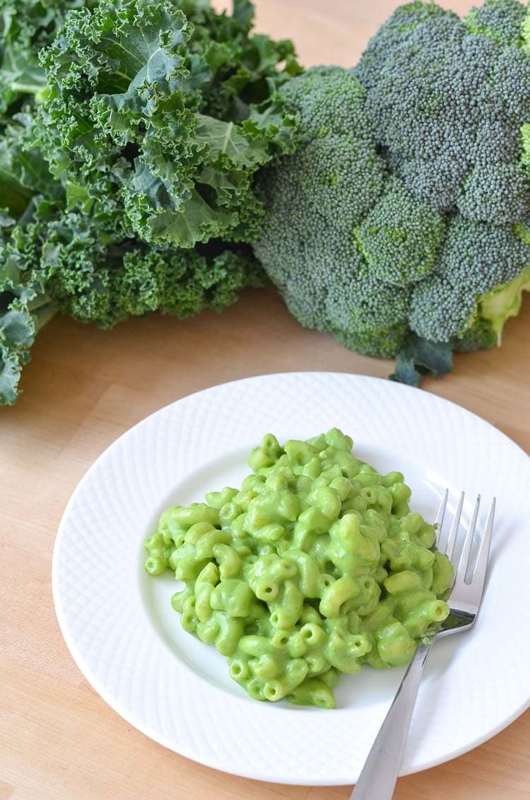 Healthy Mac and Cheese Recipe GREEN! Delicious vegetarian kid friendly recipe using kale and broccoli!