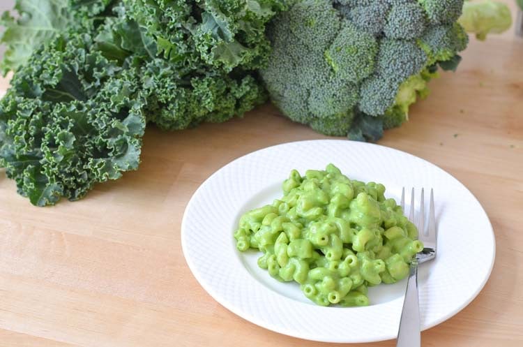 Healthy Mac and Cheese Recipe GREEN! Delicious vegetarian kid friendly recipe using kale and broccoli!