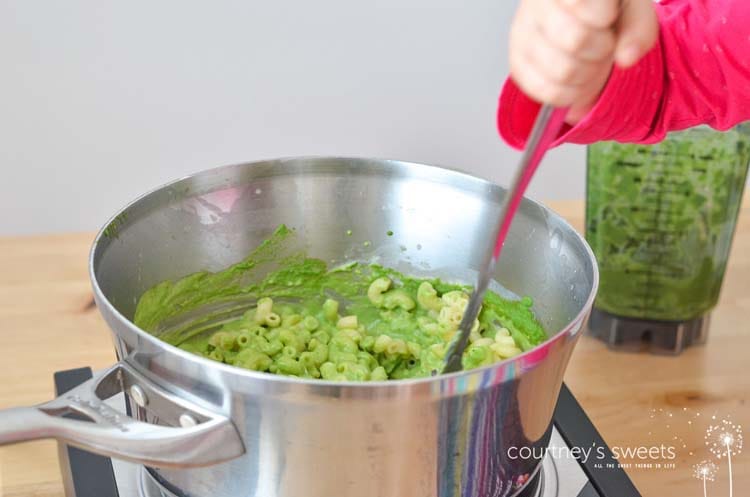 Healthy Mac and Cheese Recipe GREEN! Delicious vegetarian kid friendly recipe using kale and broccoli!