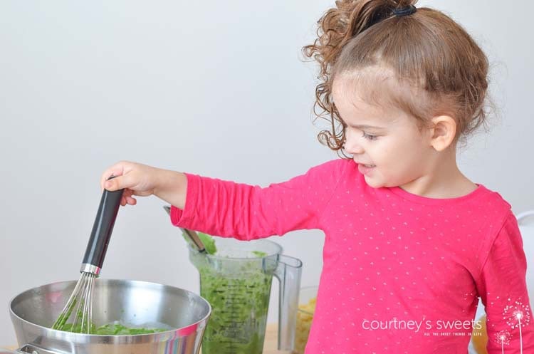 Healthy Mac and Cheese Recipe GREEN! Delicious vegetarian kid friendly recipe using kale and broccoli!