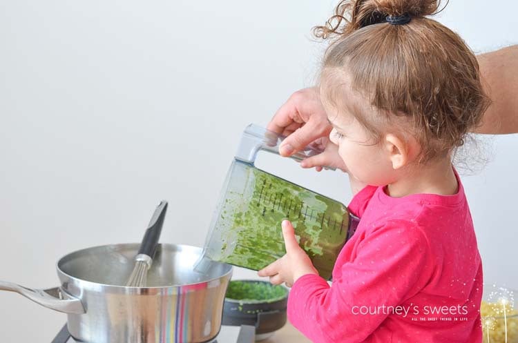 Healthy Mac and Cheese Recipe GREEN! Delicious vegetarian kid friendly recipe using kale and broccoli!