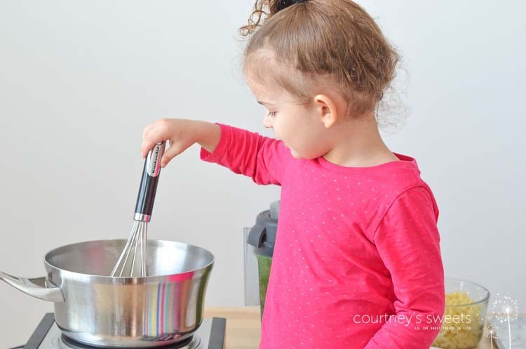 Healthy Mac and Cheese Recipe GREEN! Delicious vegetarian kid friendly recipe using kale and broccoli!