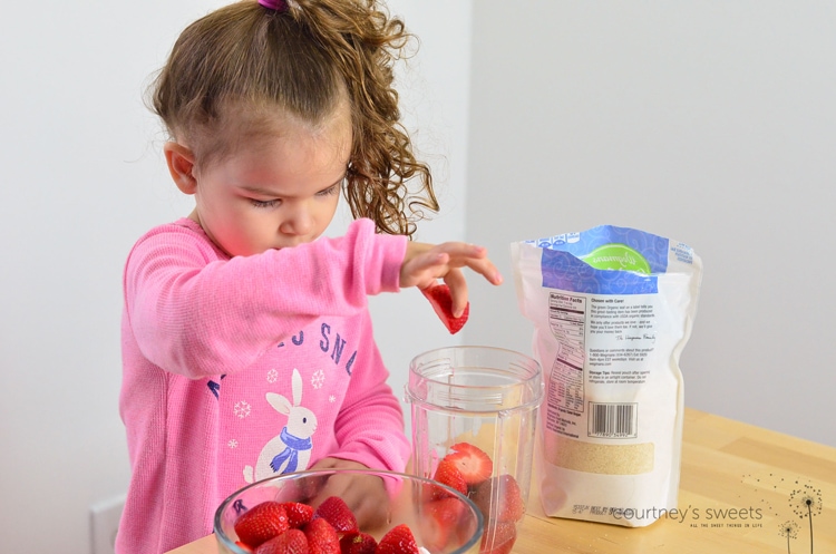 Strawberry Lemonade Ice Pops for Mini Chef Mondays! Real food for a healthy dessert. 