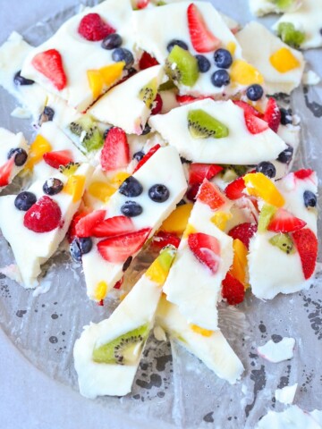  Mini Chef Mondays Recipe! Whole Milk Yogurt, Organic Fresh Fruit, this Frozen Yogurt Fruit Bark is packed with nutritious ingredients making it a great snack option. Healthy Food Dessert Recipe for the entire family to enjoy!