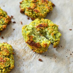 Falafel Recipe Homemade and super easy! Such an easy healthy lunch or snack recipe and it's vegetarian, vegan and even FREEZER friendly.