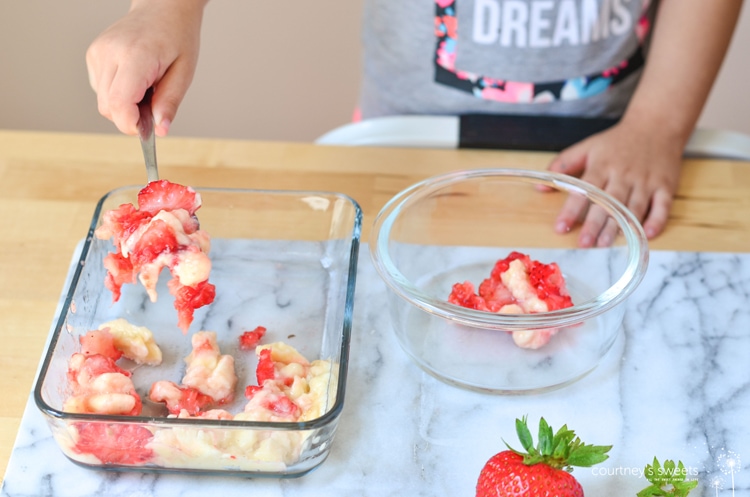 This healthy Strawberry Banana Yogurt Recipe is so super simple to make. You could make it in less than 5 minutes! Great recipe for back to school! Mini Chef Mondays on www.courtneyssweets.com