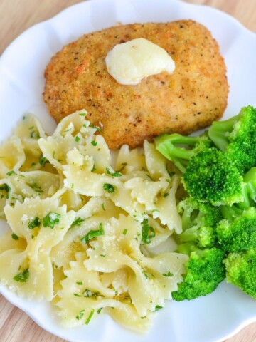 A delicious meal for the whole family to enjoy. Cook this entire meal in less than 40 minutes. Bowties Parmesan Garlic Butter Sauce with Barber Foods Chicken Cordon Bleu. Perfect for parties and entertaining.