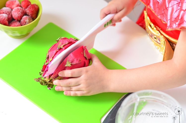 Try our super simple, kid-friendly Dragon Fruit Smoothie Recipe inspired by Elena of Avalor! Our mini chef loves to make smoothie recipes and she loves her new book from Disney with Elena of Avalor, she's their first Latina Princess! 