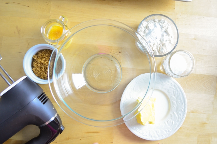 How amazing is this Giant Cookie Recipe? Just enough for one large cookie, or if you'd like you could easily make it into 3-4 regular sized cookies. It's soft and chewy, everything you want in a sugar cookie! Perfect for the holiday baking season - get the recipe now on Mini Chef Mondays. 