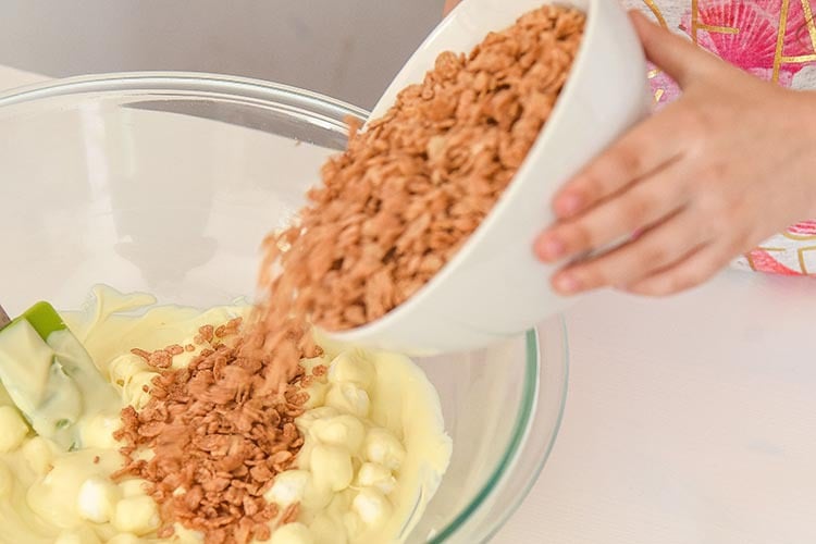 These white chocolate cinnamon crunch bars are a fun and easy no bake dessert for kids to make on Mini Chef Mondays using breakfast cereal, white chocolate, and marshmallows. 