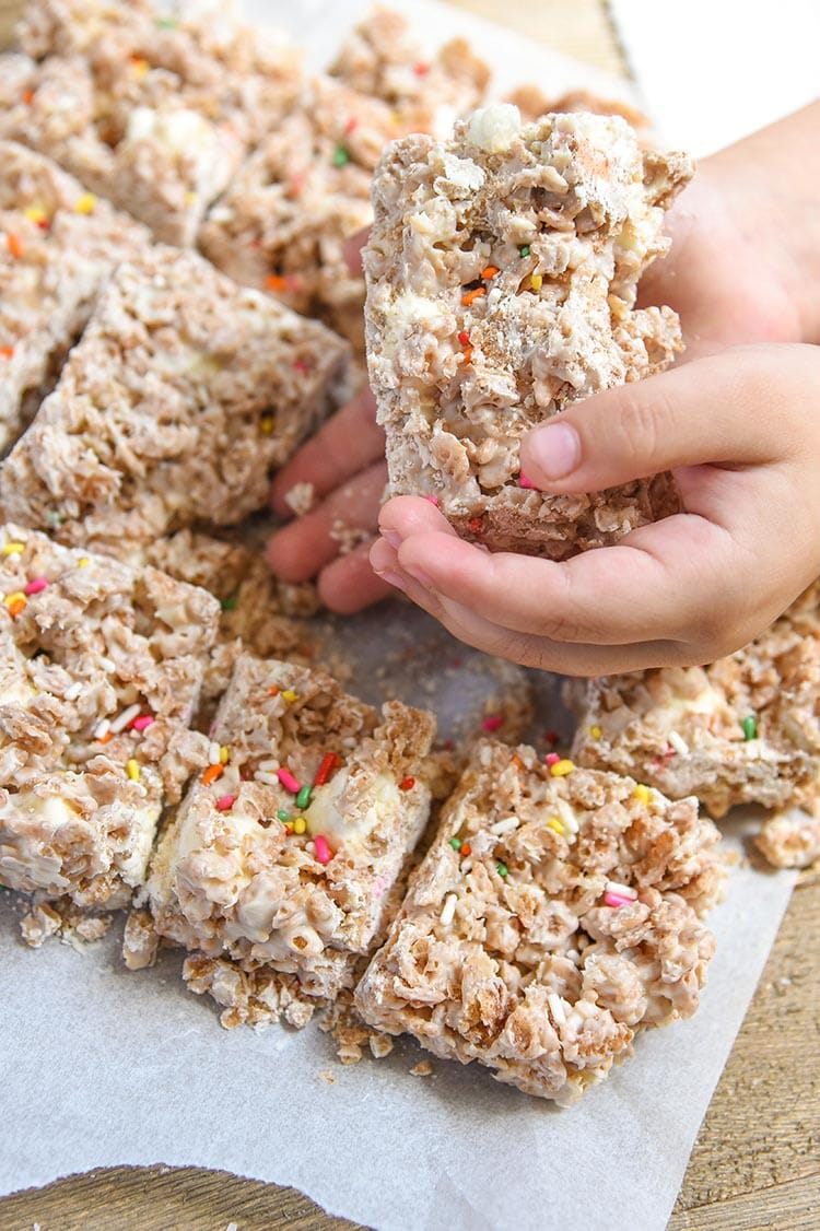 These white chocolate cinnamon crunch bars are a fun and easy no bake dessert for kids to make on Mini Chef Mondays using breakfast cereal, white chocolate, and marshmallows. 