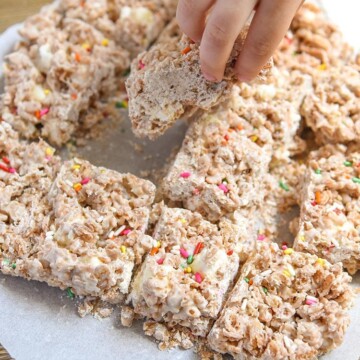 These white chocolate cinnamon crunch bars are a fun and easy no bake dessert for kids to make on Mini Chef Mondays using breakfast cereal, white chocolate, and marshmallows.