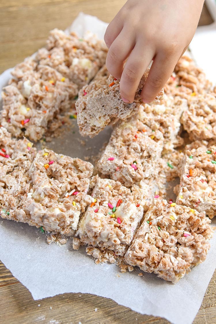 These white chocolate cinnamon crunch bars are a fun and easy no bake dessert for kids to make on Mini Chef Mondays using breakfast cereal, white chocolate, and marshmallows. 