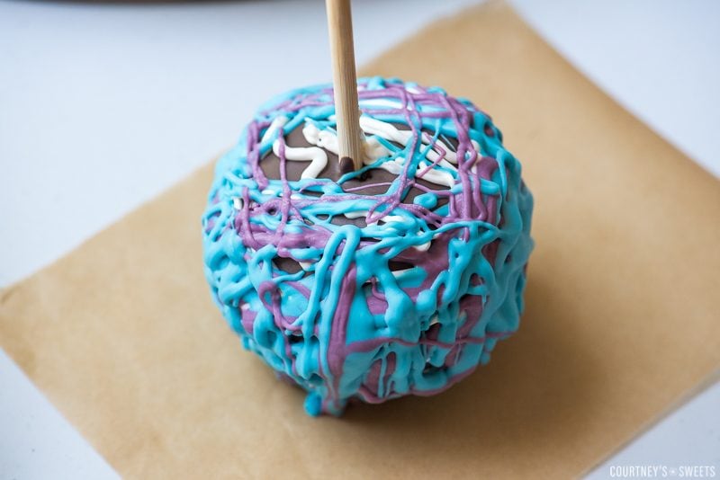 how to make Chocolate Covered Apples Inspired by Disney Descendants decorated chocolate covered apple