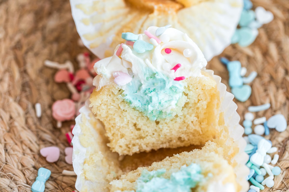 gender reveal cupcakes with blue frosting inside for boy.